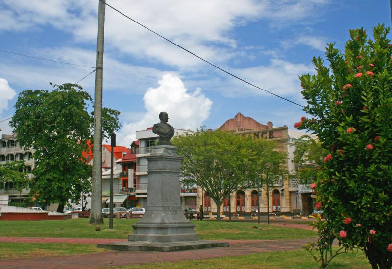 Buste du Général Frébault à Pointe-à-Pitre, Guadeloupe. Face au port, face à la mer