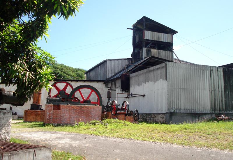 Distillerie Bielle - Grand-Bourg : arrière de l'usine