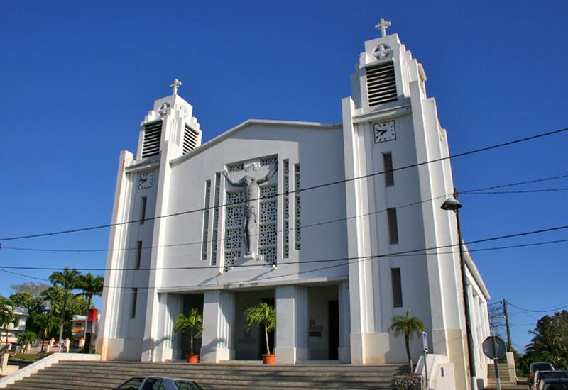 Eglise de la Sainte-Trinité - Lamentin, Guadeloupe : une symétrie rigoureuse