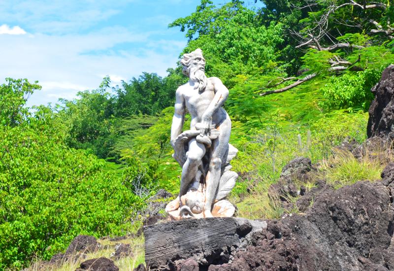 Anse des Mûriers - Terre-de-Bas, Guadeloupe : statue de Neptune
