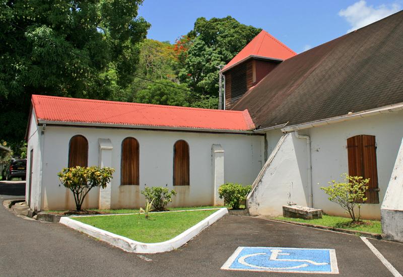 Eglise Saint-Louis de  Bouillante, en Guadeloupe : transept et clocher