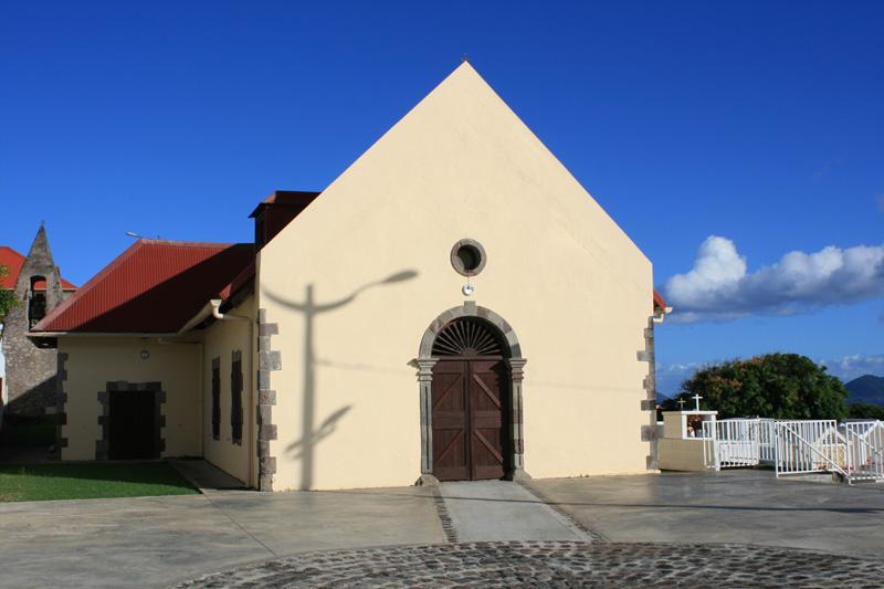 Vieux-Fort, église Saint-Albert : formes simples, encadrements des ouvertures en roche volcanique