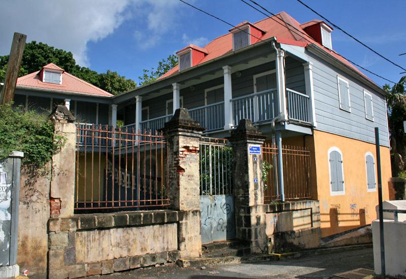 Maison Coquille - Basse-Terre : portail et bâtiment forment un bel ensemble