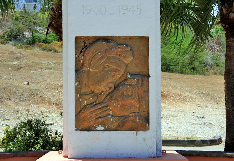 Monument aux morts - Sainte-Anne : bas-relief évocateur