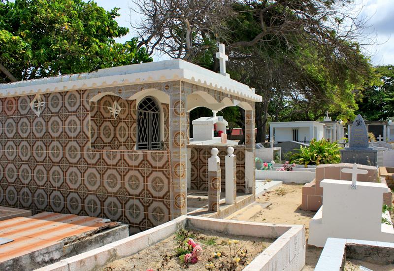 Les tombeaux imposants côtoient les sépultures modestes