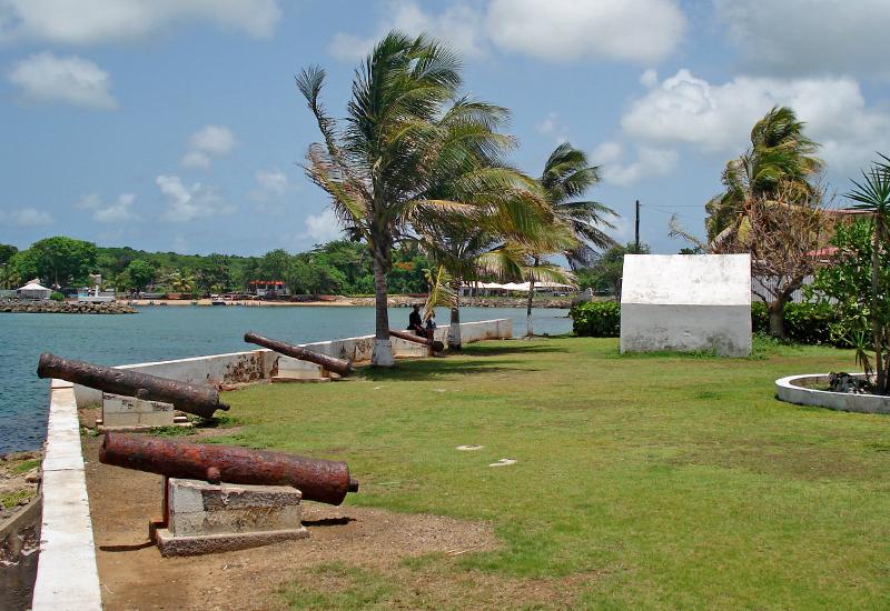 Fortin - Le Moule en Guadeloupe : canons et poudrière