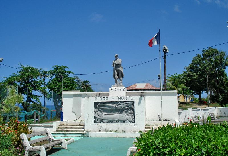 Monument aux morts d'Anse-Bertrand, avenue Cheikh Anta Diop, en haut du morne