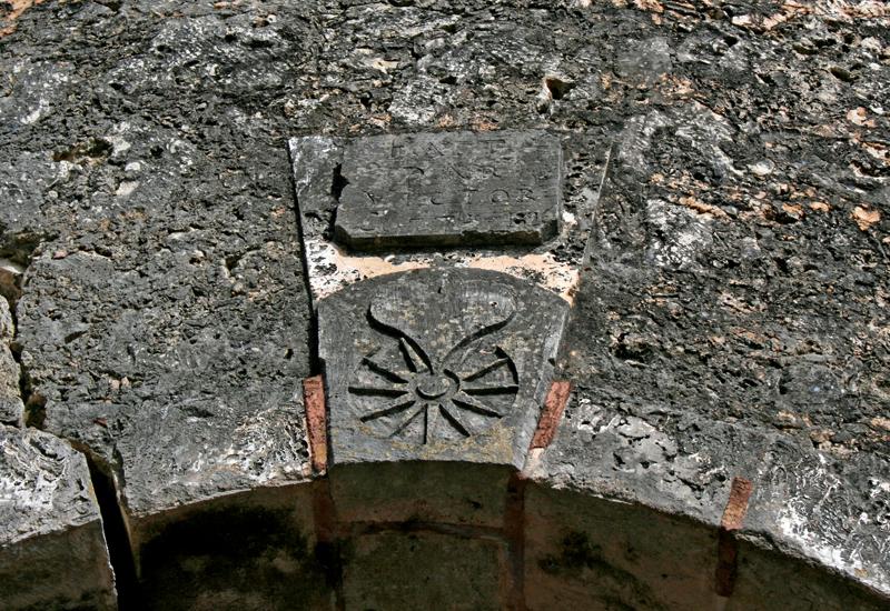 Moulin de Bien Désiré : cartouche et le nom de l'artisan gravé