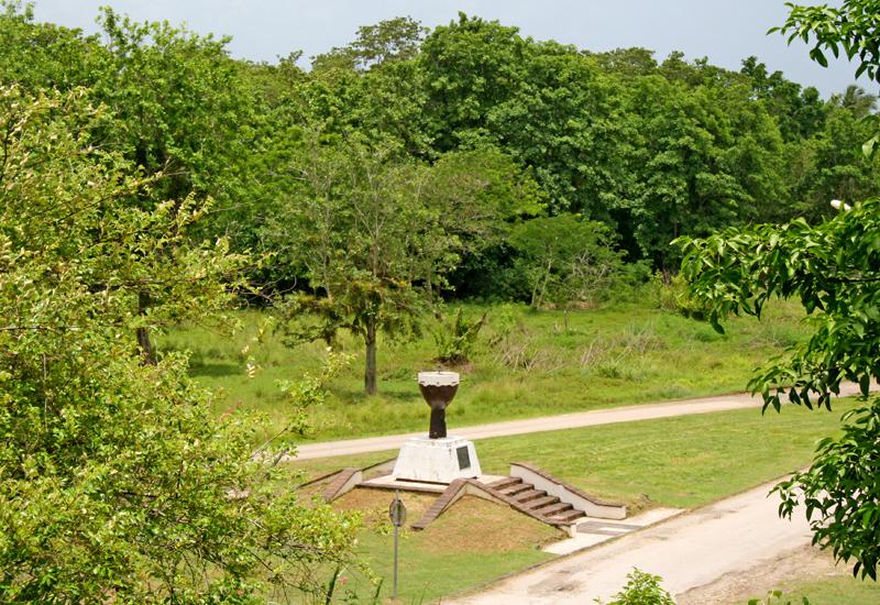 Petit-Canal, monument de la flamme éternelle à l'esclave inconnu, situé au bas des marches des esclaves