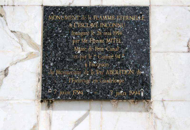 Monument de la flamme éternelle à l'esclave inconnu. Plaque inaugurale