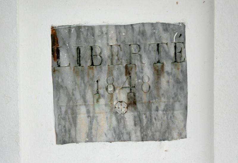 Monument de la Liberté - Petit-Canal : une date, un mot