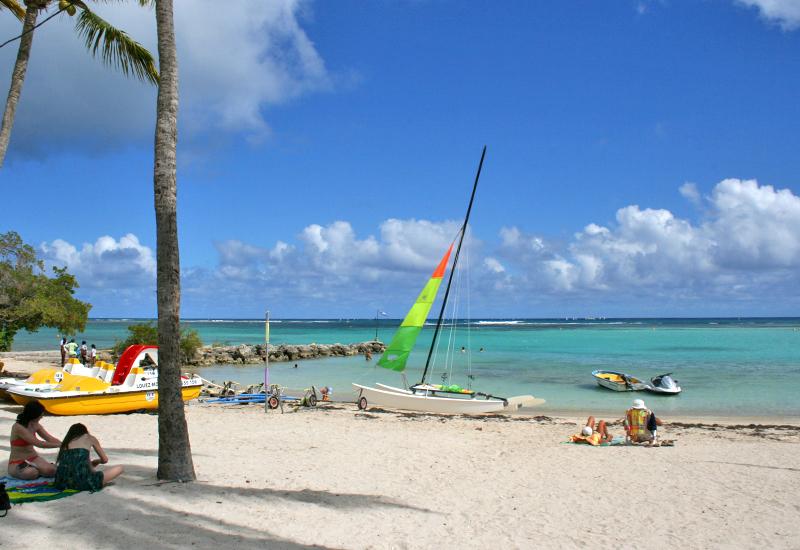 Base nautique - Saint-François, Guadeloupe. Un plan d'eau bien protégé Base nautique - Saint-François, Guadeloupe. Un plan d'eau bien protégé