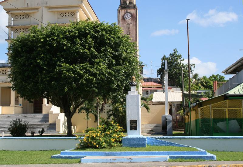 Le buste de Félix Eboué érigé place de l'église, le long de la route du Moule