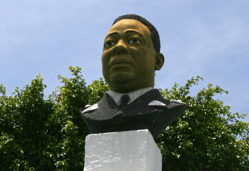 Morne-A-l'Eau, Guadeloupe, gros plan sur le buste de Félix Eboué