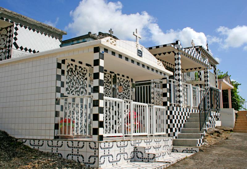Guadeloupe. Cimetière de Morne-à-l'Eau, carrelage à damiers caractéristique