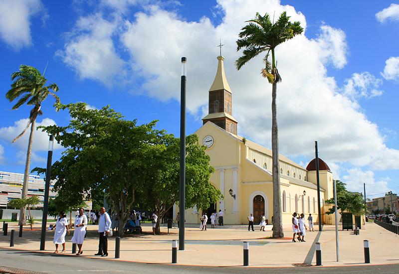 Notre-Dame de la Visitation, Port-Louis, Guadeloupe. Clocher, bas-côté et portail