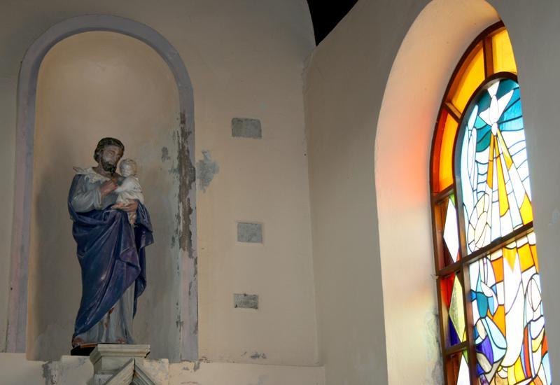 Détails : statue de saint-Joseph et vitrail