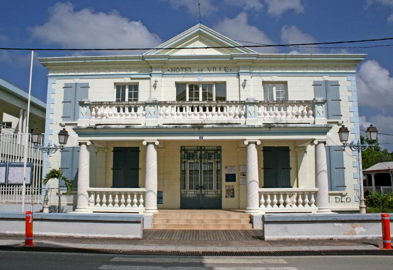 Ville de Port-Louis, la mairie. Colonnes ioniques et balcons 