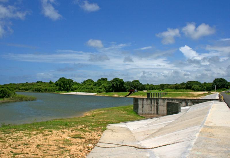 Lac de Gaschet - Port-Louis : retenue d'eau vue depuis le barrage