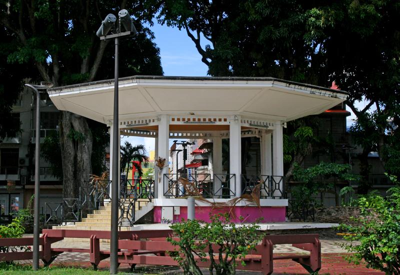 Place de la Victoire à Pointe-à-Pitre. Kiosque à musique reconstruit après le cyclone de 1928