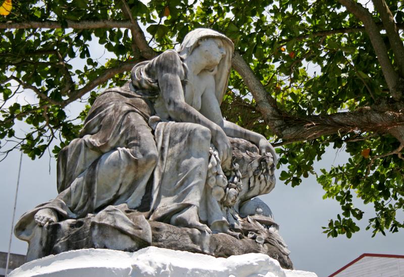 Monument aux morts - Pointe-à-Pitre : de marbre blanc, la Patrie éplorée