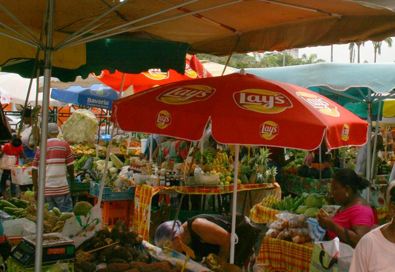 Sur le Darse se tient quotidiennement le marché aux fruits et légumes