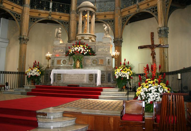 Eglise Saint-Pierre et Saint-Paul, chœur et son autel en marbre 