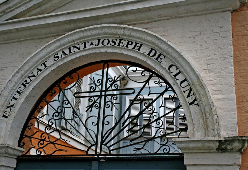 Externat Saint-Joseph de Cluny - Pointe-à-Pitre : tympan du portail