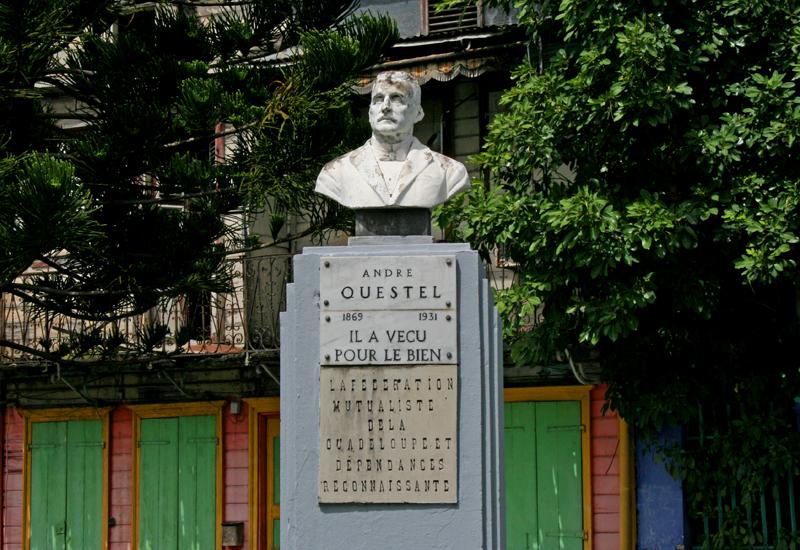 Pointe-à-Pitre, Place Camille Desmoulins, buste en marbre d'André Questel