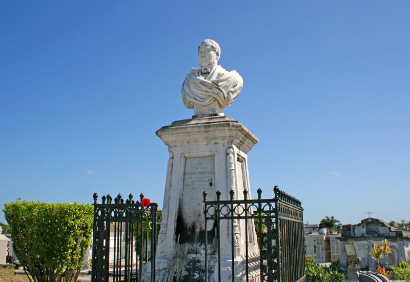 Monument funéraire du Docteur L'Herminier