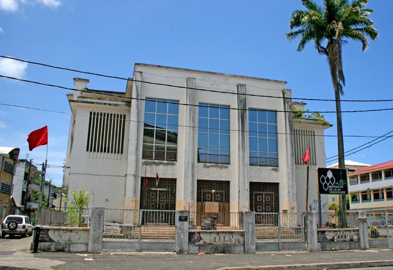 Palais de la Mutualité de Pointe-à-Pitre. Façade rue Paul Lacavé