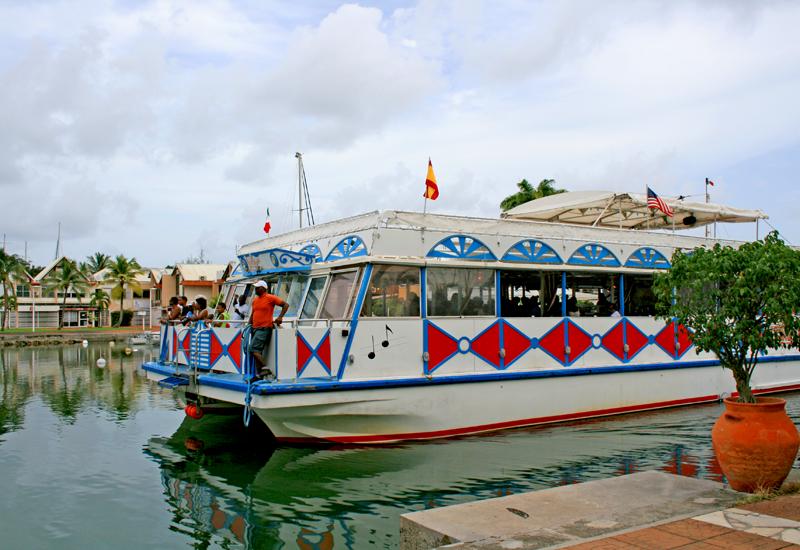 Marina de Pointe-à-Pitre. Arrivée du King Papyrus Marina de Pointe-à-Pitre. Arrivée du King Papyrus