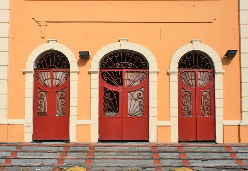 Guadeloupe, Pointe-à-Pitre, le Cinéma “La Renaissance”, belles portes en fer forgé