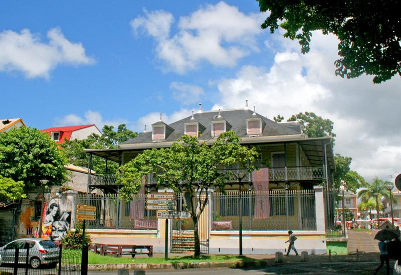 Pavillon de la Ville - Pointe-à-Pitre : façade donnant sur Place de la Victoire