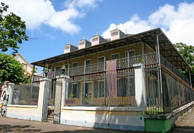 Pointe-à-Pitre, le Pavillon de la Ville, élégante galerie à deux niveaux 