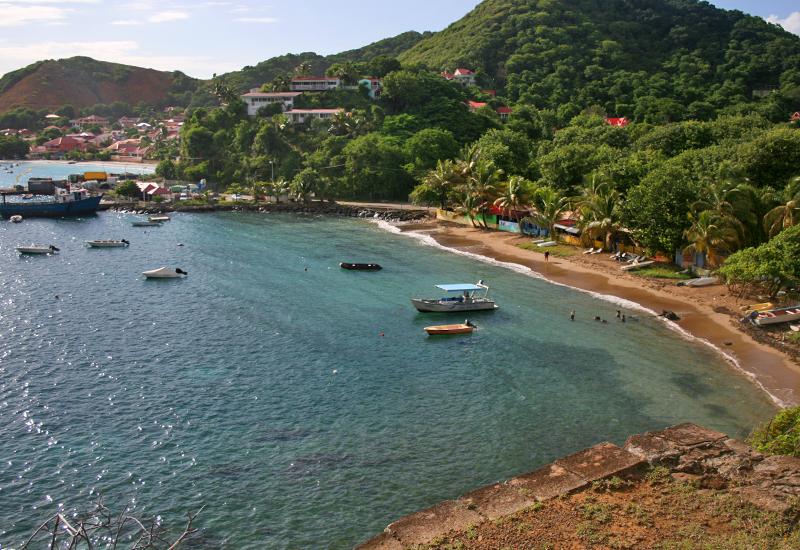 Anse du fond curé à Terre-de-Haut en Guadeloupe : vue depuis Tête rouge Anse du fond curé à Terre-de-Haut en Guadeloupe : vue depuis Tête rouge