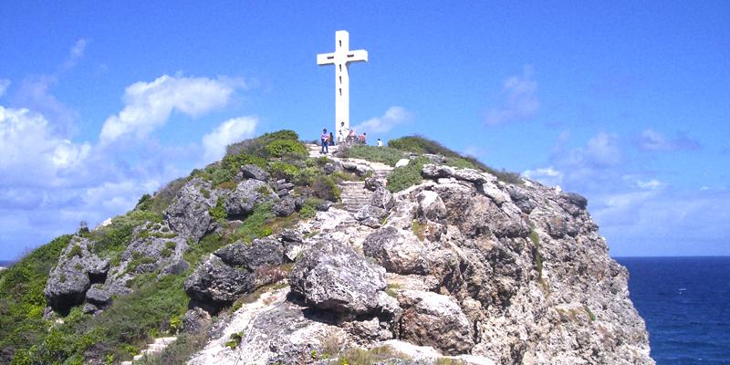 Croix de la Pointe des Châteaux - Saint-François. 10 m de haut Croix de la Pointe des Châteaux - Saint-François. 10 m de haut