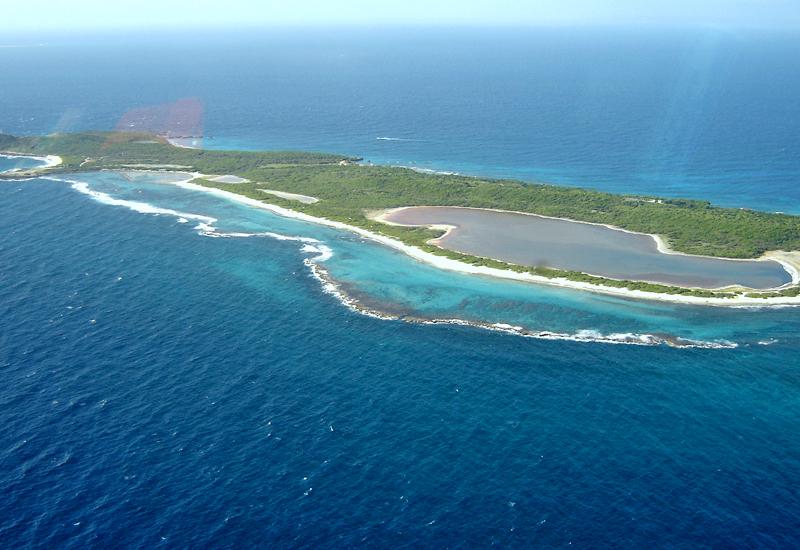 Petite Terre. Lagons, récifs coralliens, salines, plages sablonneuses Petite Terre. Lagons, récifs coralliens, salines, plages sablonneuses