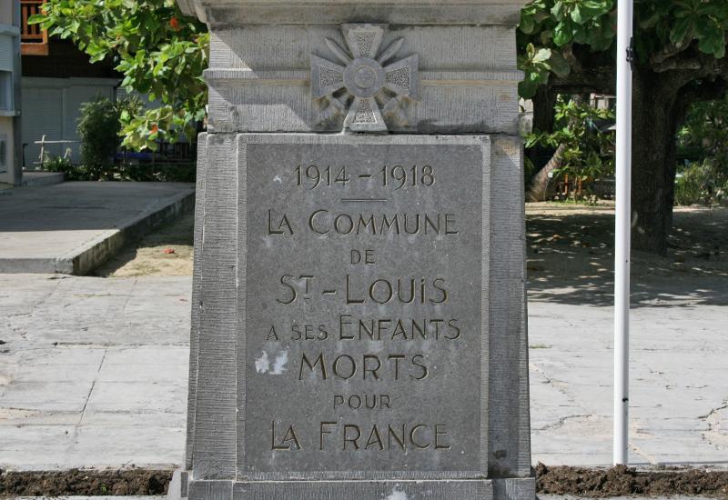 Saint-Louis, monument aux morts, sous la croix de guerre : une plaque, des noms… 