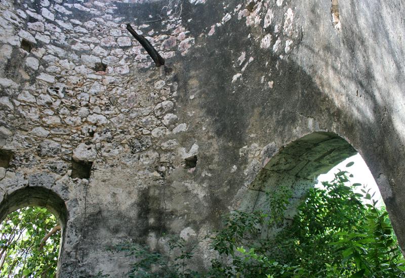 Moulin de Mayoumbé. Ouvertures cintrées en pierre de taille