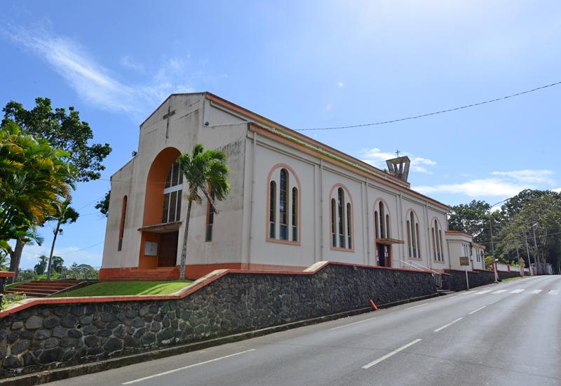 Guadeloupe. Église Sainte-Thérèse de l'Enfant Jésus à Petit-Bourg : imposante, sans transept