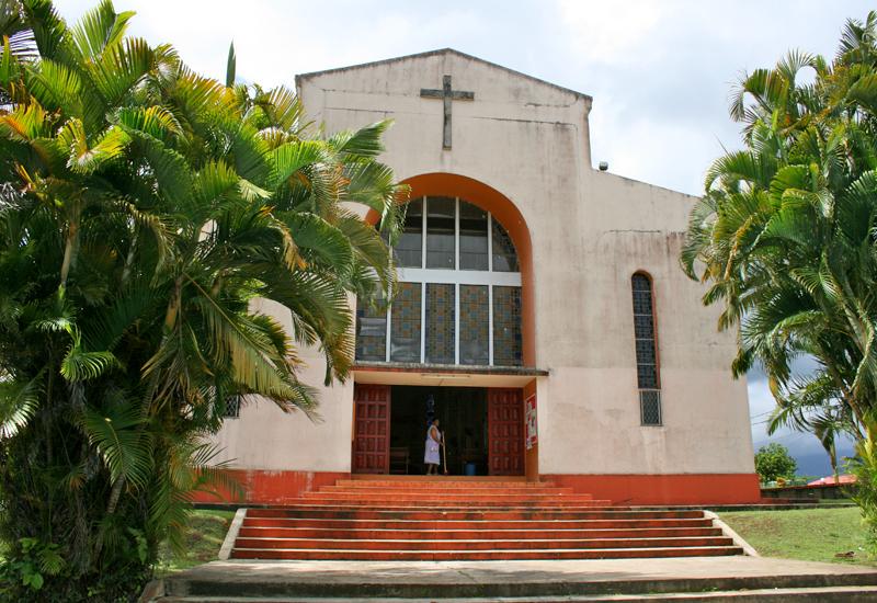 Église Sainte-Thérèse de l'Enfant Jésus. Un portail surmonté d'une immense baie en arcade 