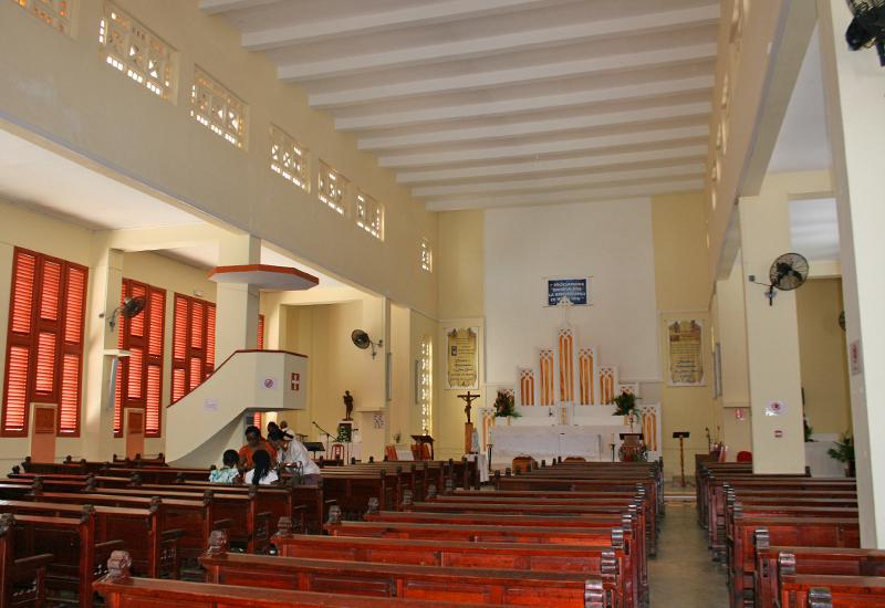 Eglise Saint-Jean-Baptiste - Baie-Mahault. Nef et chœur, simplicité et lignes sobres
