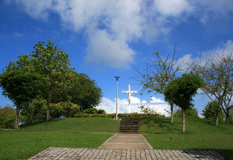Parc paysager du Calvaire - Le Gosier : Christ en croix dominant le morne