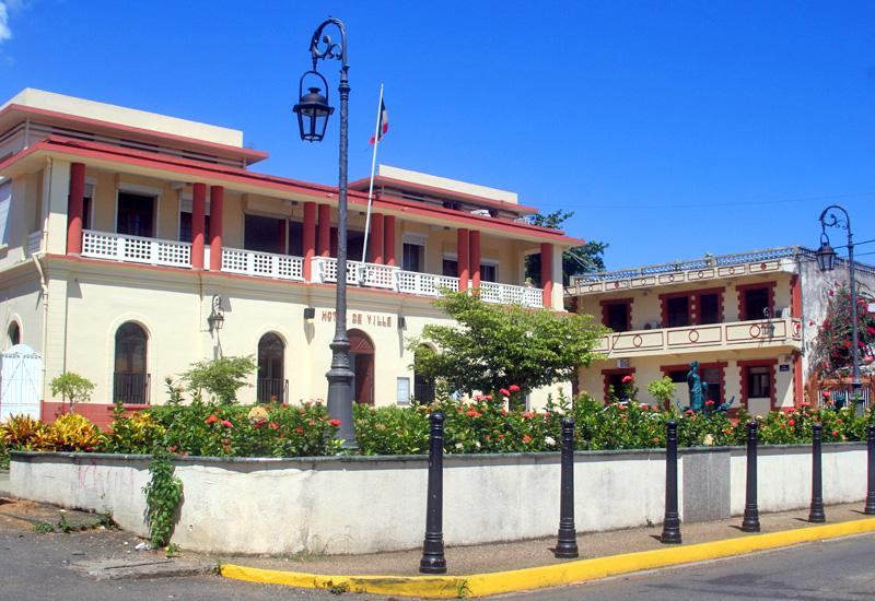 Mairie de Sainte-Rose. La façade et le parvis donnant rue Sainte Rose de Lima