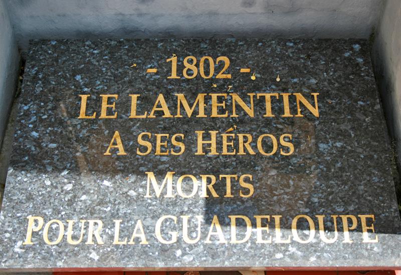 Monument aux morts, Lamentin. Cette plaque honore la mémoire des combattants de la liberté de 1802