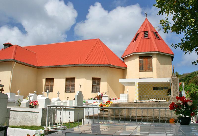 Eglise Saint-Nicolas : adossé au chœur de l'église, le clocher de forme octogonale 