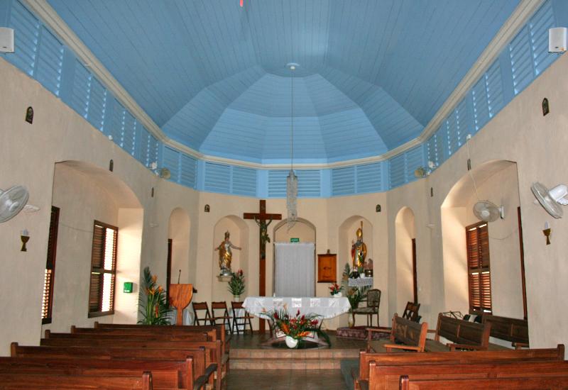 Eglise Saint-Nicolas - Terre-de-Bas, Guadeloupe. Dans le chœur, deux superbes statues