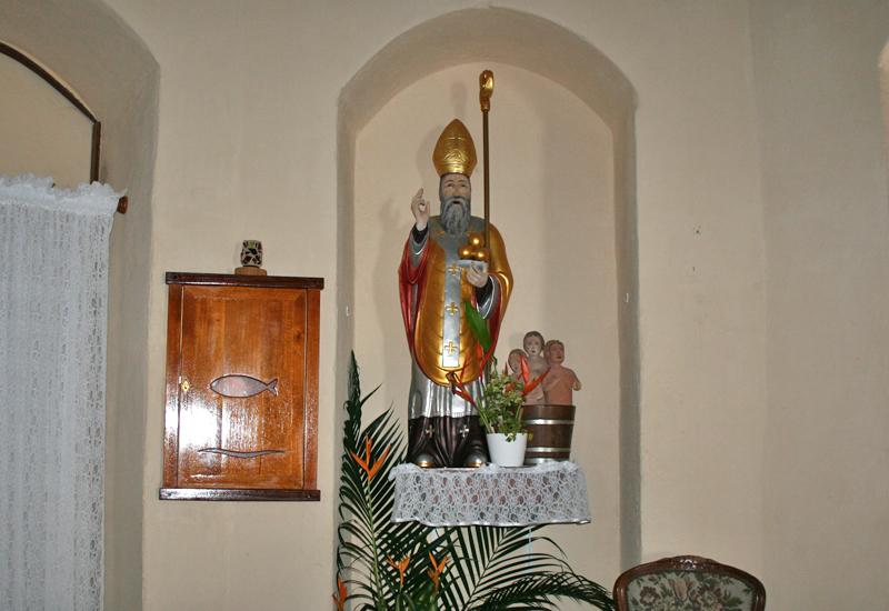 Saint-Nicolas, en stuc polychrome, avec à ses pieds trois enfants