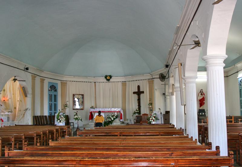  Eglise Notre Dame de l'assomption, autel en marbre et chaire en bois 